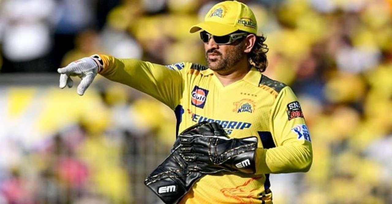 কিভাবে ৪৩ বছর বয়সেও আইপিএল খেলছেন ধোনি!