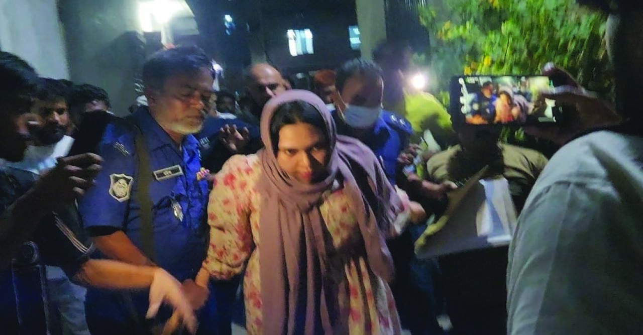 নারায়ণগঞ্জে আ. লীগ নেত্রীকে ধরে পুলিশে সোপর্দ করল ছাত্র-জনতা