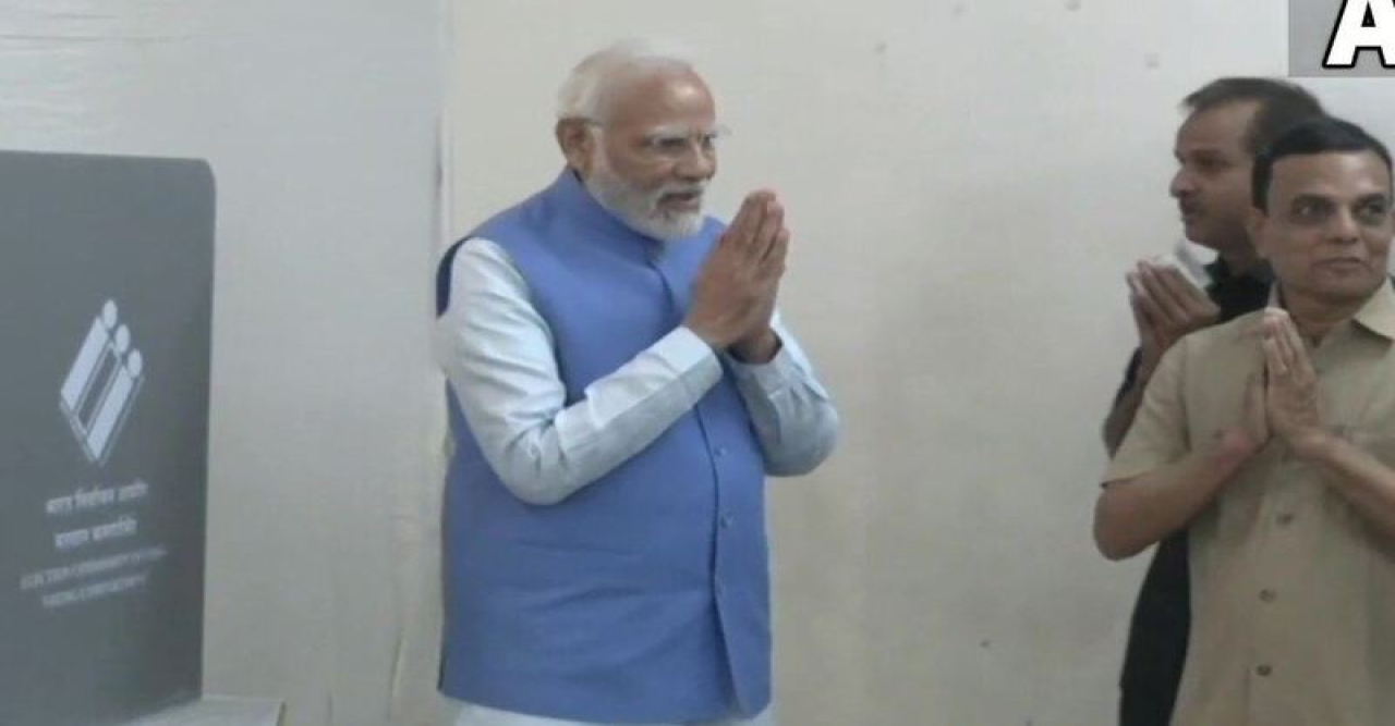 গুজরাটে ভোট দিলেন প্রধানমন্ত্রী নরেন্দ্র মোদি