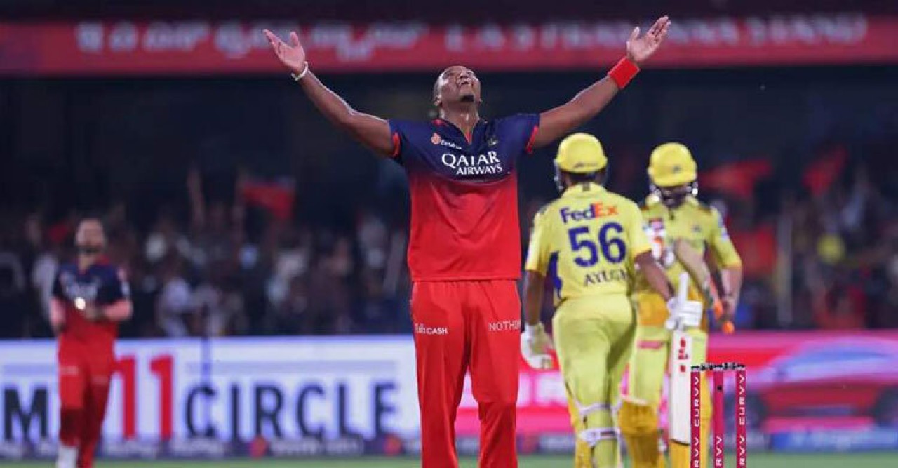 ৪২৪ রানের থ্রিলারে চেন্নাইকে হারিয়ে শীর্ষে বেঙ্গালুরু