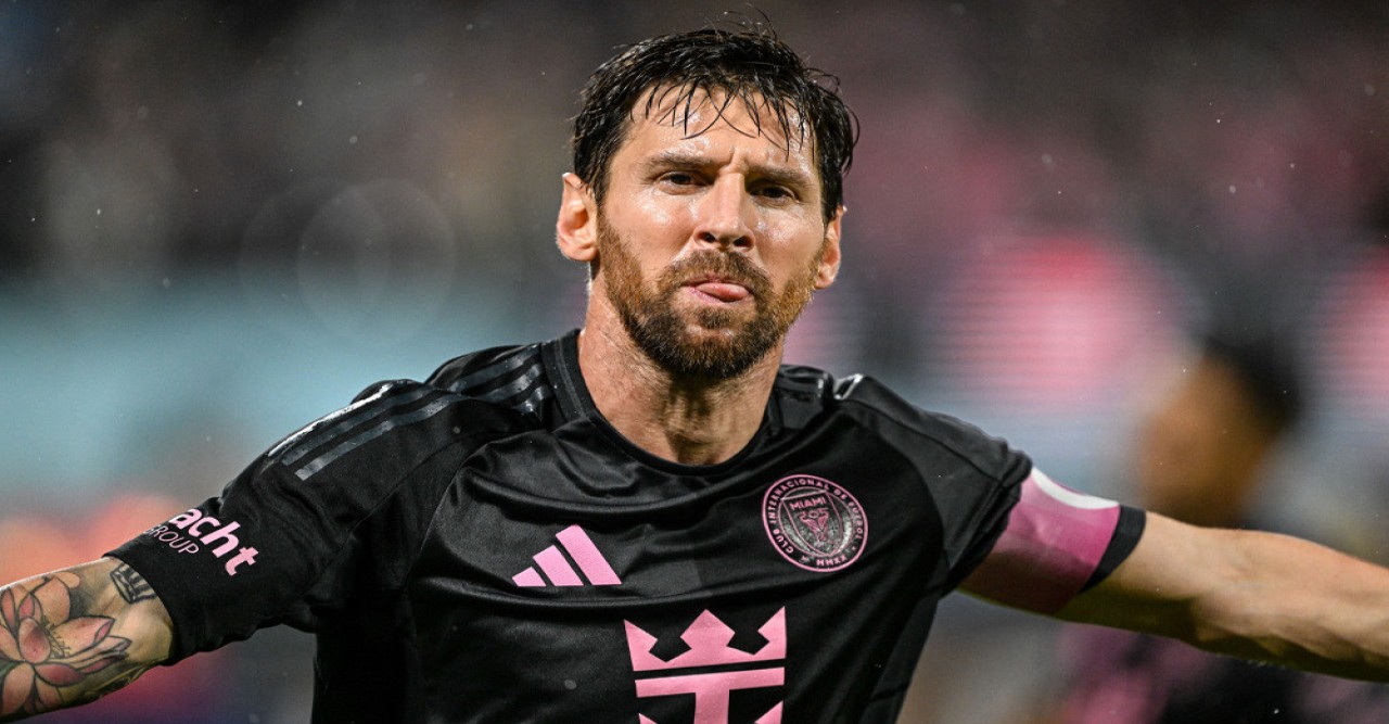 মেসির জোড়া গোলে মায়ামির দাপুটে জয়, নিশ্চিত প্লে-অফ