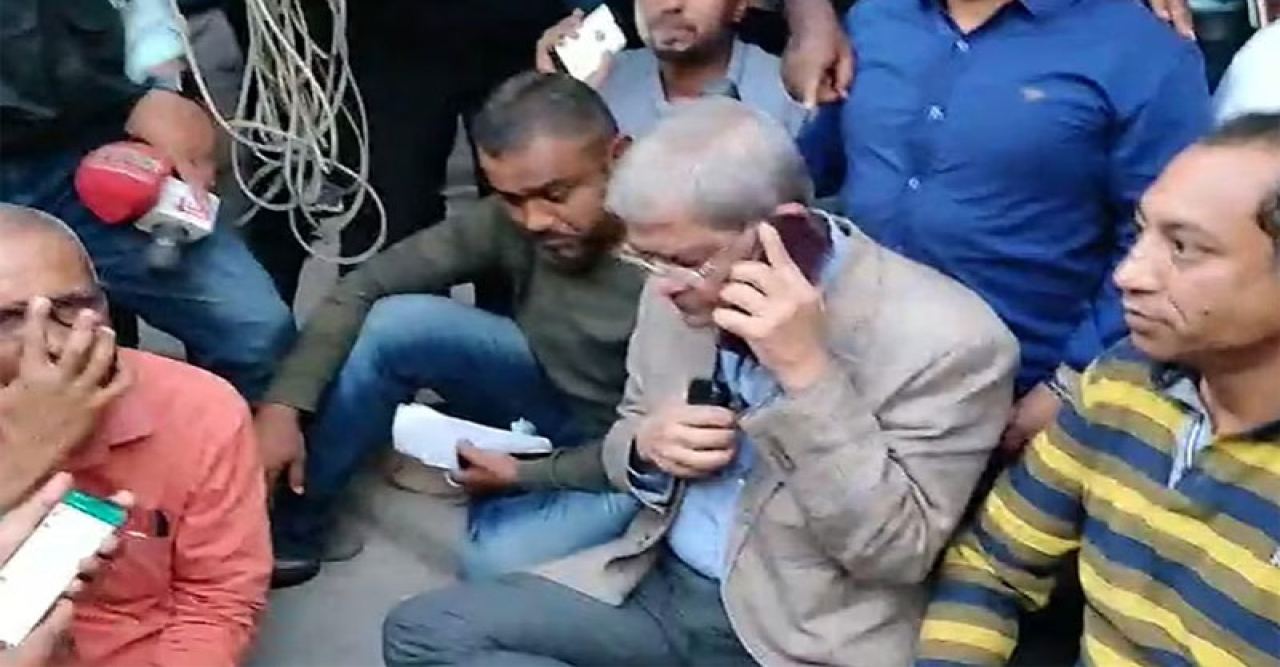 বিএনপি কার্যালয়ের সামনে বসে পড়েছেন মির্জা ফখরুল