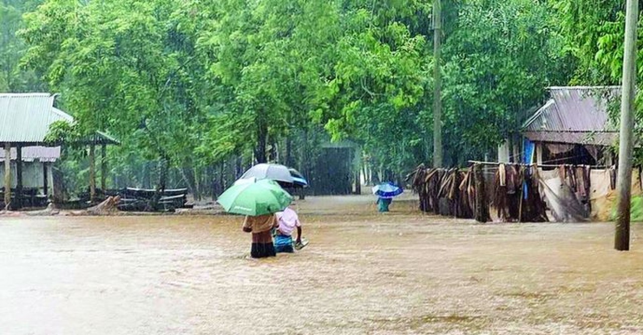 ভারি বৃষ্টি ও পাহাড়ি ঢল: পানি বেড়ে আবার বন্যার শঙ্কা
