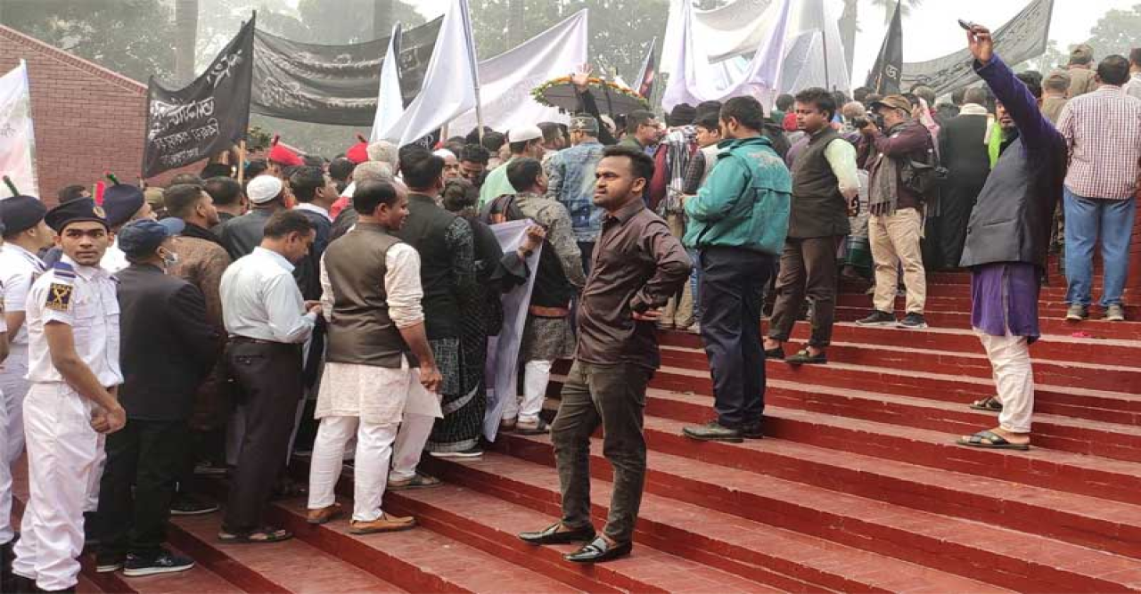 বুদ্ধিজীবী স্মৃতিসৌধে সর্বসাধারণের শ্রদ্ধা