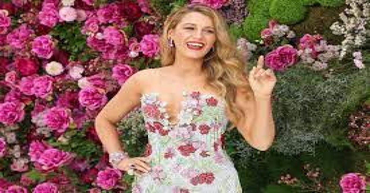 কোটি ডলার ক্ষতিপূরণ চাইলেন অভিনেত্রী