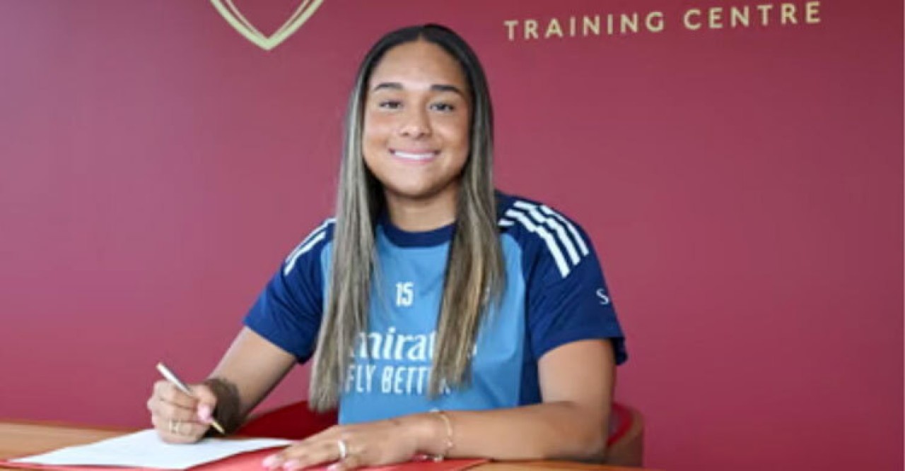 নারী ফুটবলে দলবদলে বিশ্বরেকর্ড ২০ বছরের অলিভিয়ার