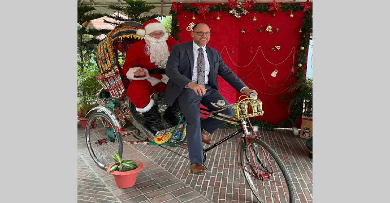 বড় দিনে সান্তাকে নিয়ে রিকশায় মার্কিন রাষ্ট্রদূত