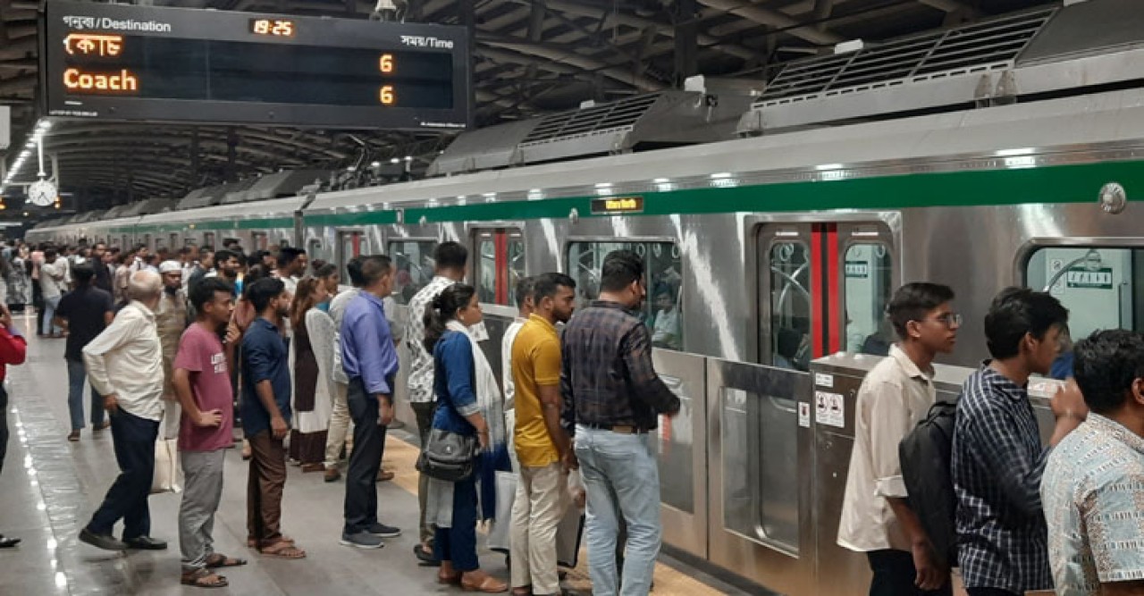 একদিনে ৪ লাখের বেশি যাত্রী নিয়ে মেট্রোরেলের নতুন রেকর্ড