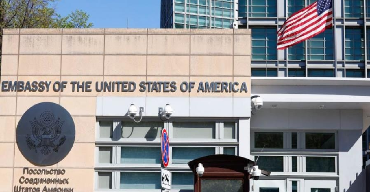 মস্কোয় মার্কিন দূতাবাসের ঠিকানা লেখা হচ্ছে অক্ষাংশ দ্রাঘিমাংশে