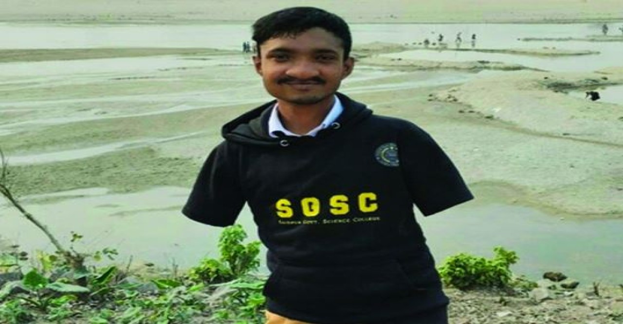 পা দিয়ে লিখে এইচএসসিতেও জিপিএ-৫ পেল অদম্য মানিক