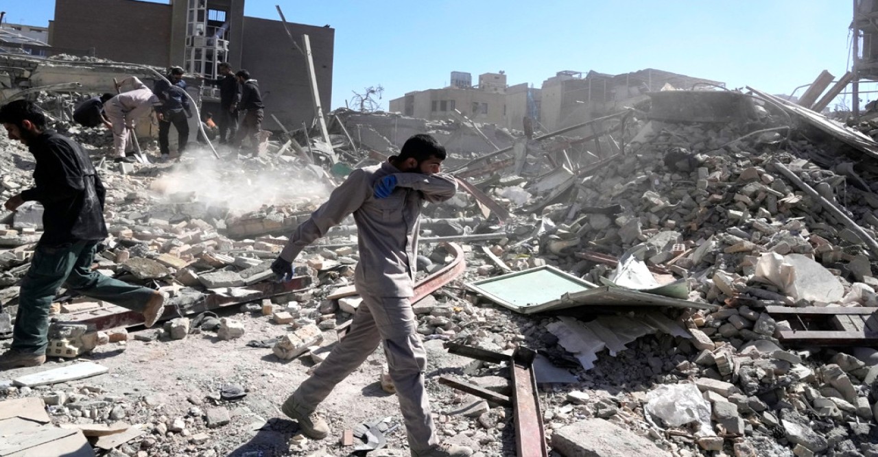 মার্কিন-ইসরায়েলি হামলা ইরানে নিহতের সংখ্যা বেড়ে ১০৪৫