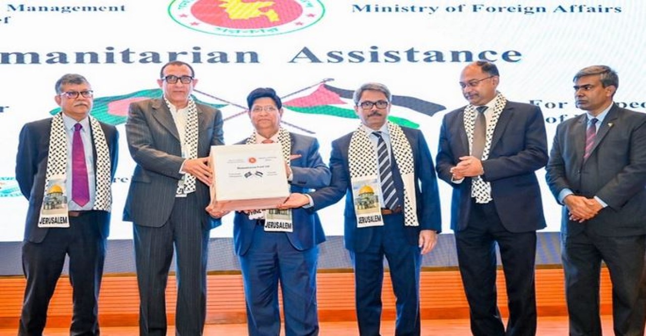 যুদ্ধবিধ্বস্ত গাজায় মানবিক সহায়তা পাঠাল বাংলাদেশ