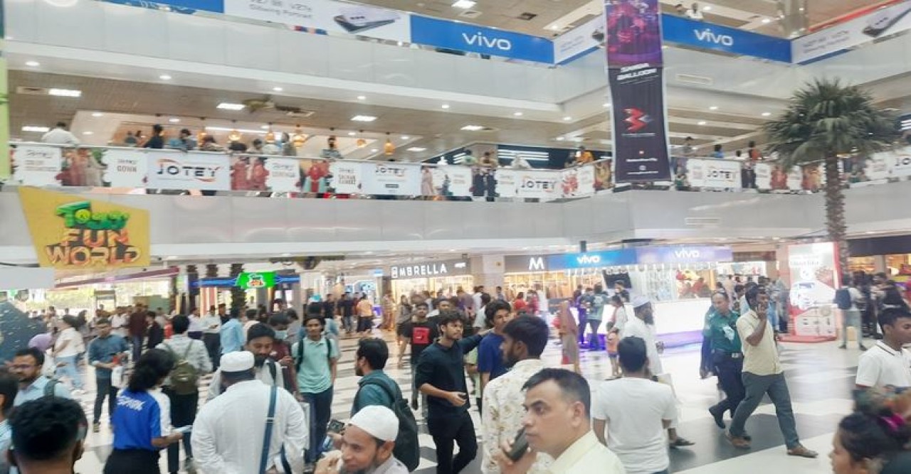 অভিজাত শপিং মলে জমে উঠেছে ঈদের কেনাকাটা