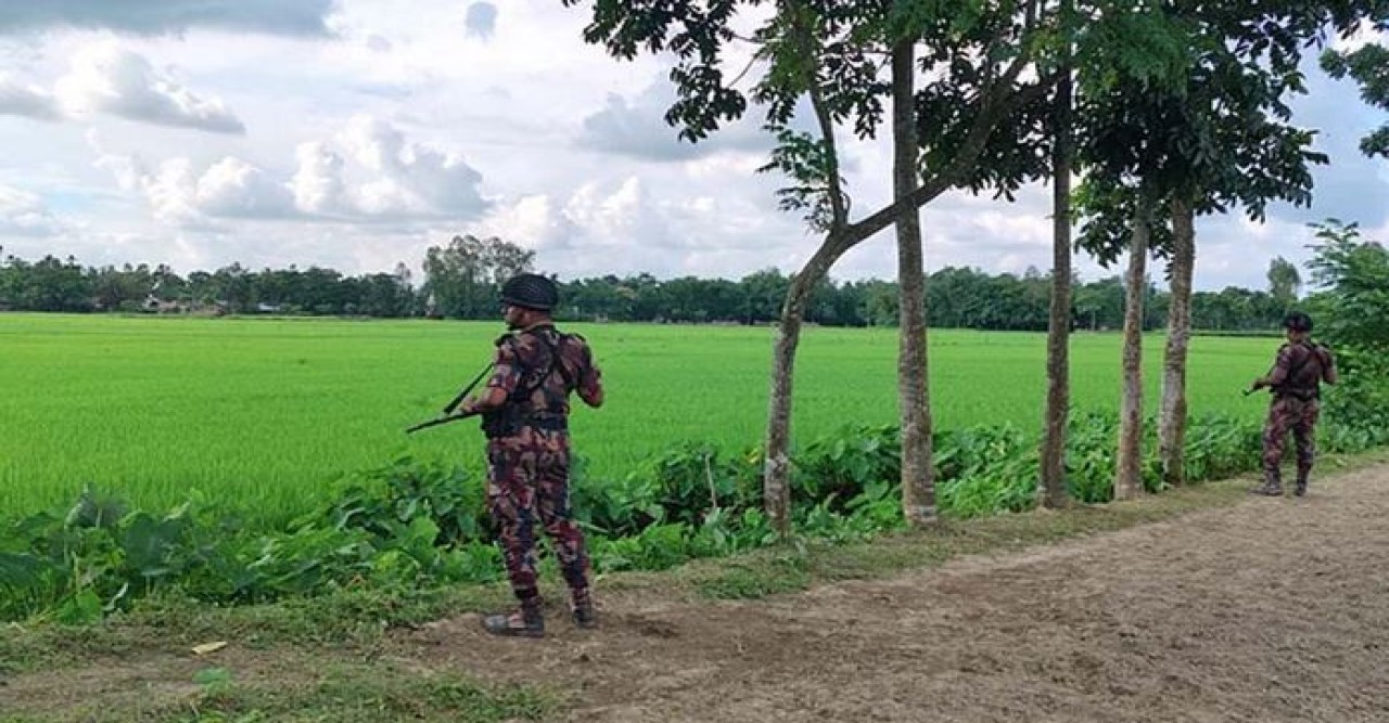আইন ভেঙে সীমান্তে কাঁটাতারের বেড়া নির্মাণ করছিল বিএসএফ, বিজিবির বাধা