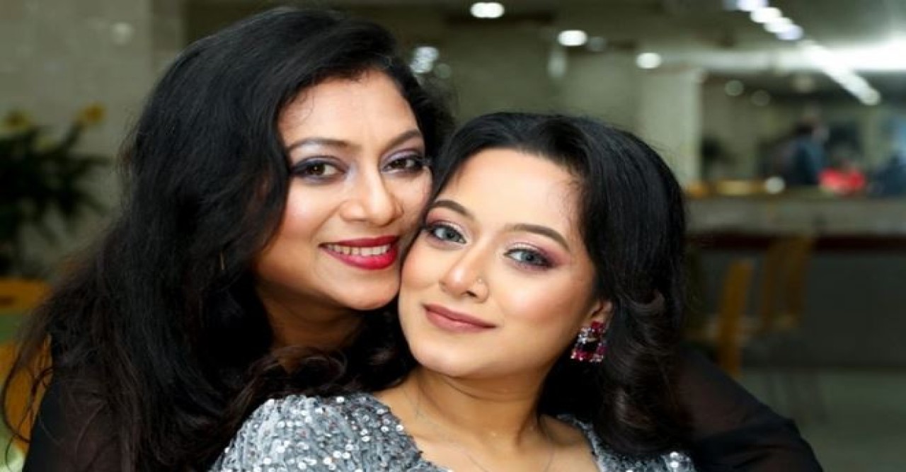 শাবনূরকে ‘মা’ মনে করেন দীঘি!