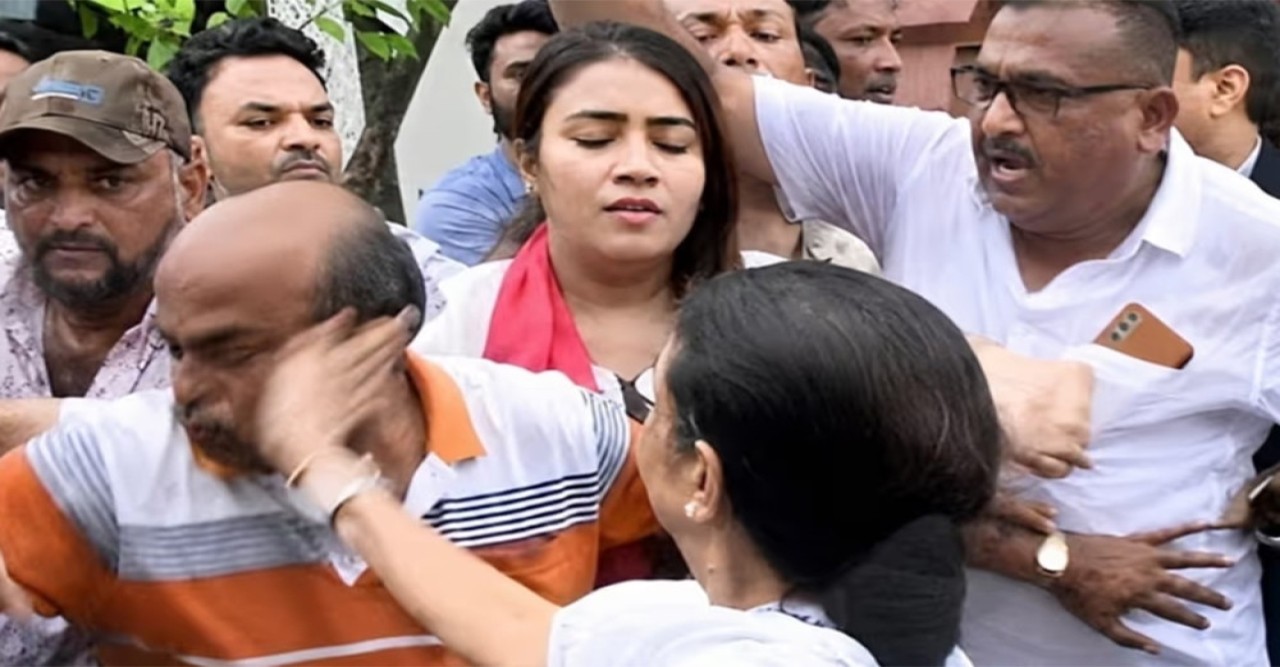 মেজাজ হারিয়ে দলীয় কর্মীদের পেটালেন মমতা