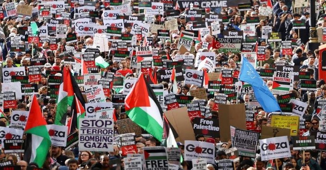 ফিলিস্তিনের প্রতি সংহতি প্রকাশে লন্ডনের রাস্তায় এক লাখ মানুষ