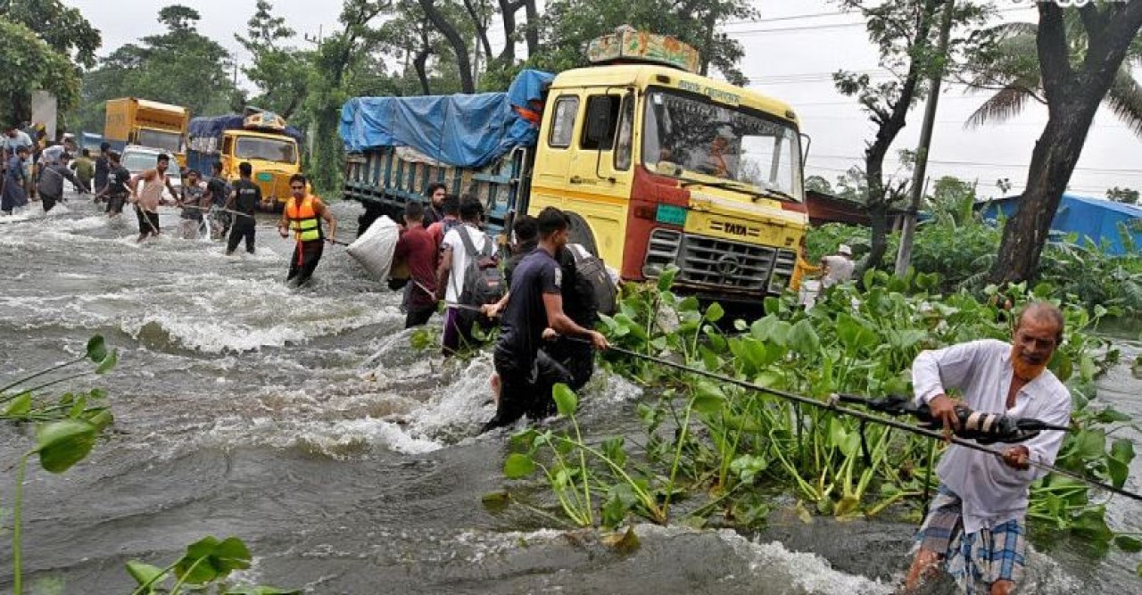 বন্যায় ভেঙে পড়েছে পণ্য পরিবহনব্যবস্থা!