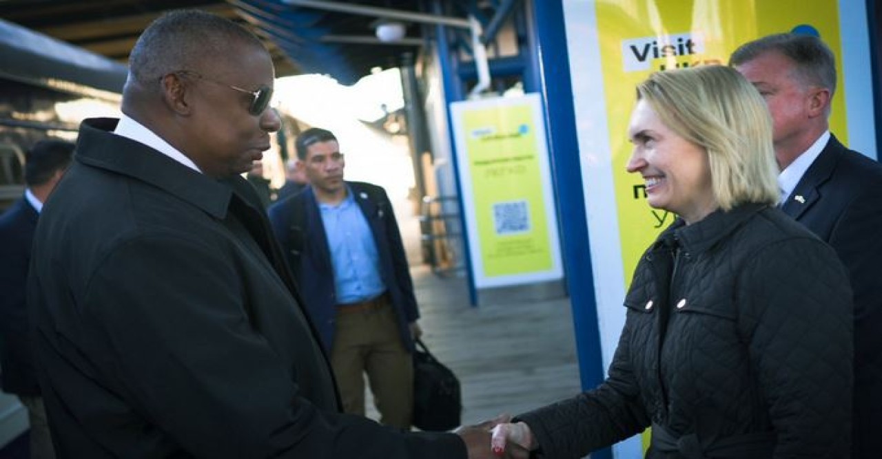 অঘোষিত সংহতি সফরে কিয়েভে মার্কিন প্রতিরক্ষামন্ত্রী