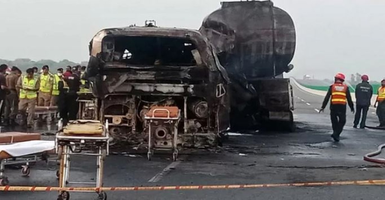 আফগানিস্তানে ট্যাংকার, বাস ও মোটরসাইকেলের সংঘর্ষে নিহত ২১