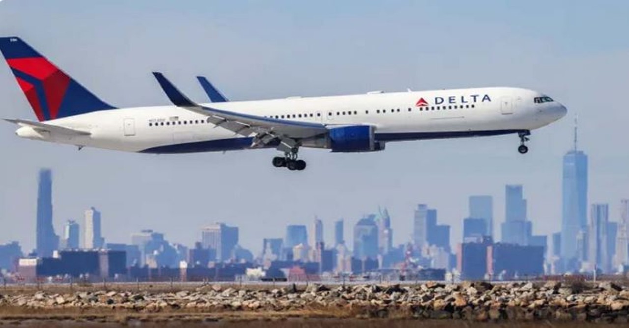 নিউ ইয়র্কে  ‘নষ্ট’ খাবার দেওয়ায় জরুরি বিমান অবতরণ