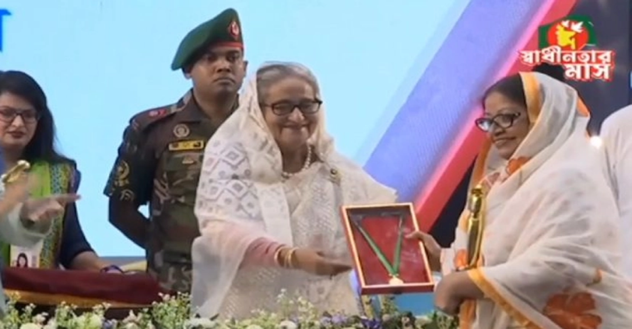 গুণী শিল্পীদের হাতে চলচ্চিত্র পুরস্কার তুলে দিলেন প্রধানমন্ত্রী