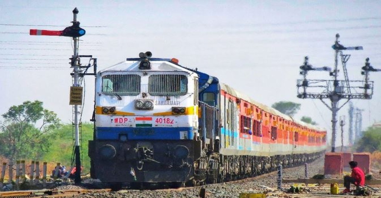 ঘুমাচ্ছিলেন স্টেশন মাস্টার, আধা ঘণ্টা হর্ন বাজিয়ে মিলল সিগন্যাল