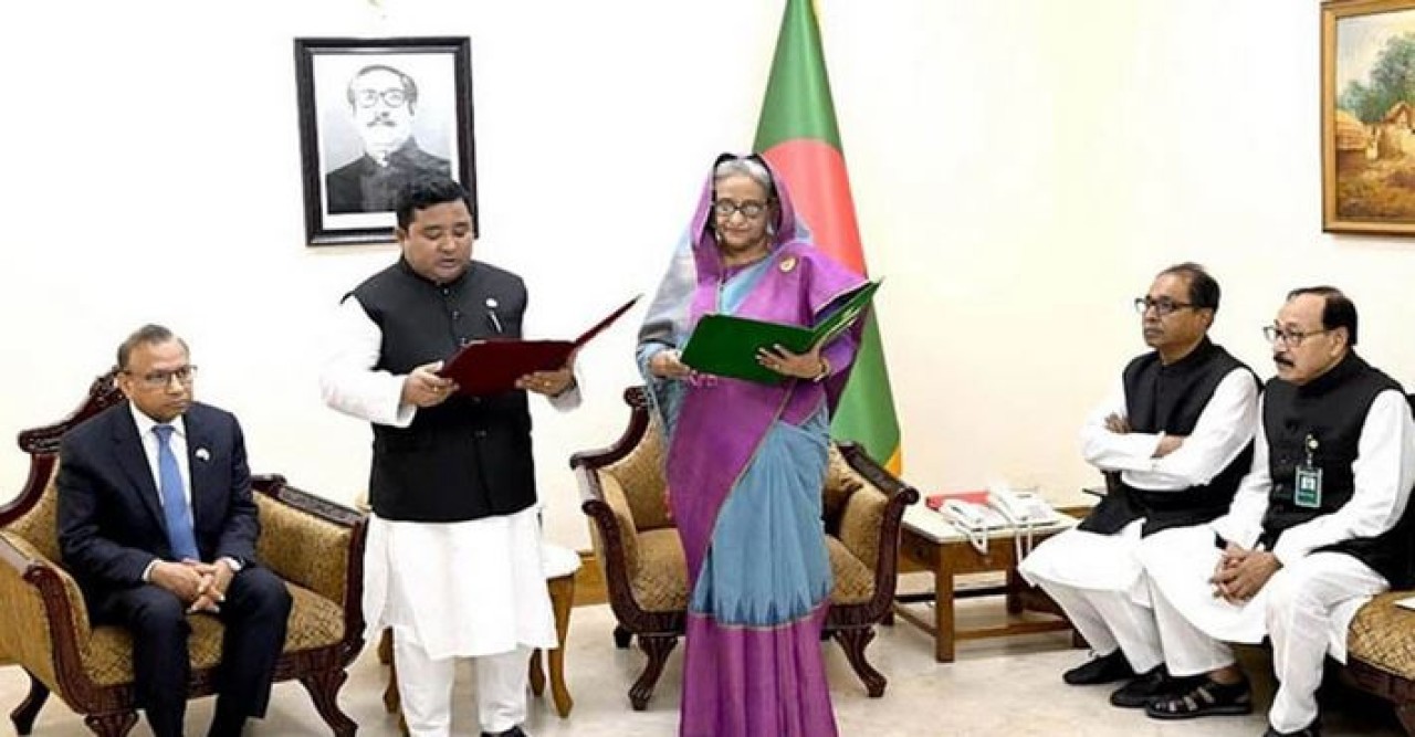 জেলা পরিষদের চেয়ারম্যানকে শপথ পাঠ করালেন প্রধানমন্ত্রী