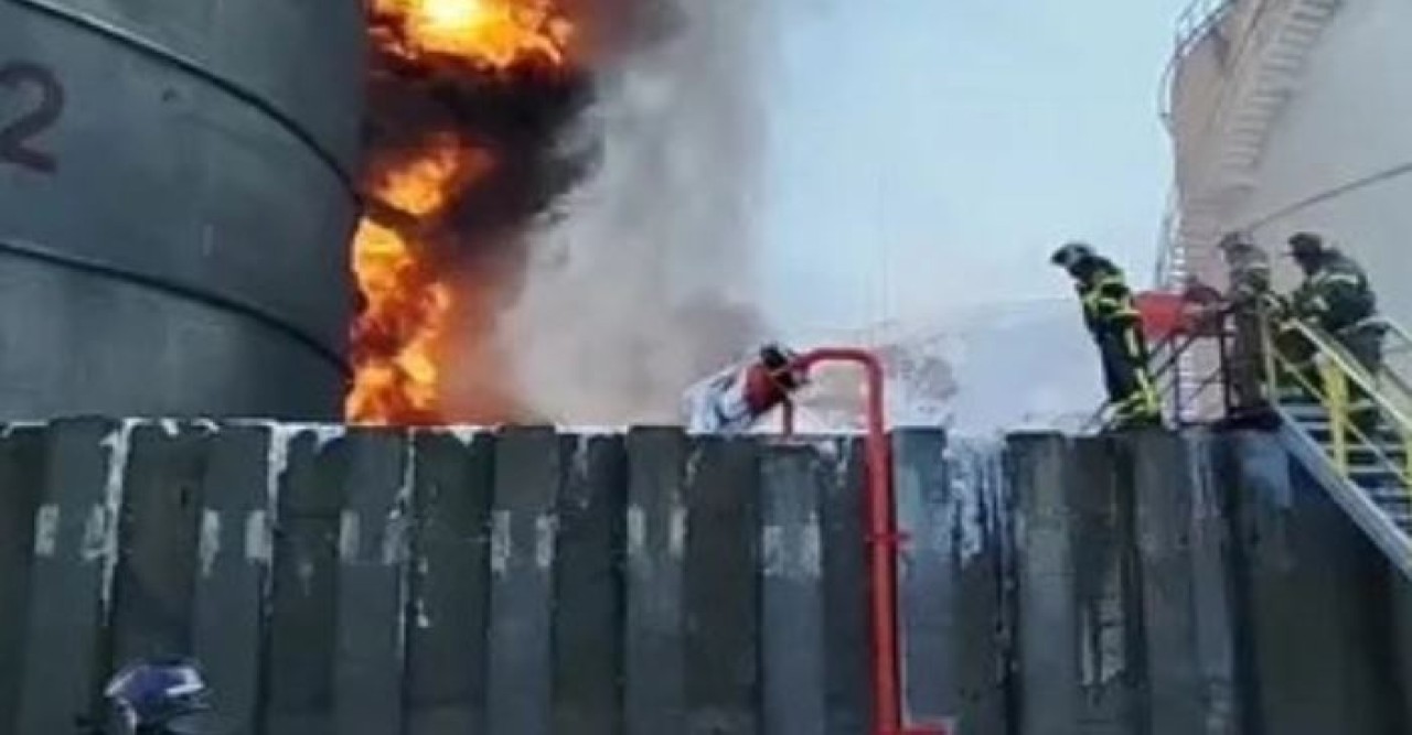 রাশিয়ার ৪টি তেল শোধনাগারে ইউক্রনের হামলা