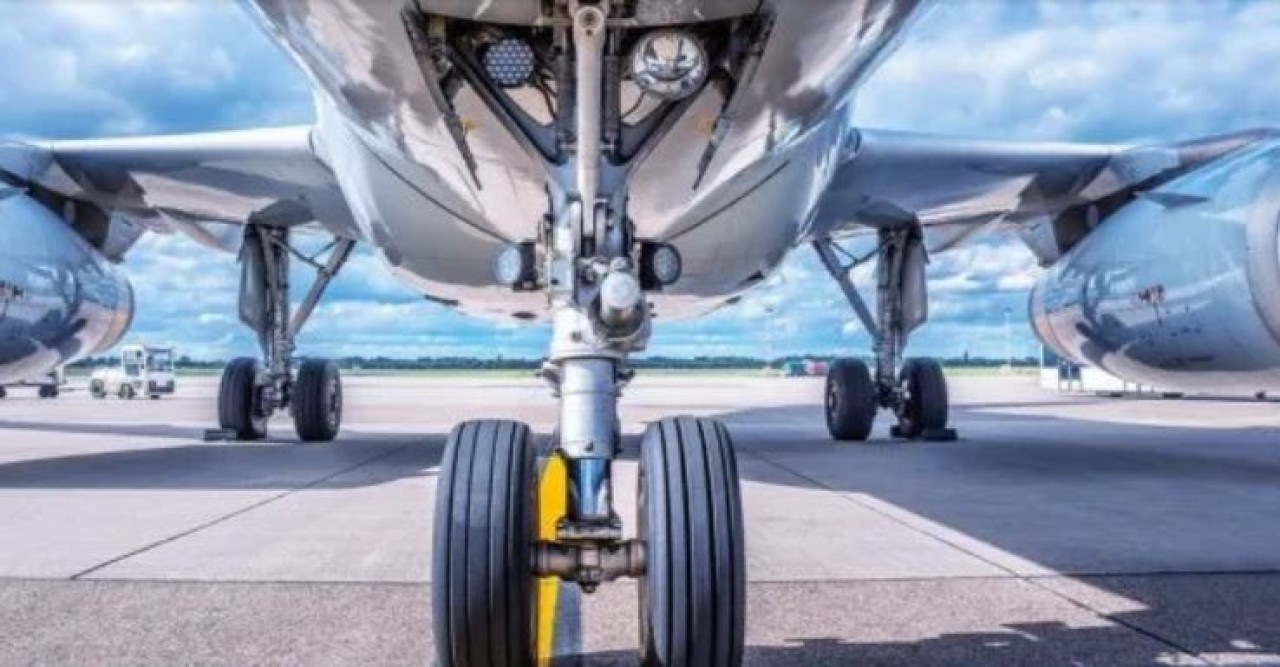 বিমানের চাকায় ঝুলে আকাশপথে ফ্রান্সে