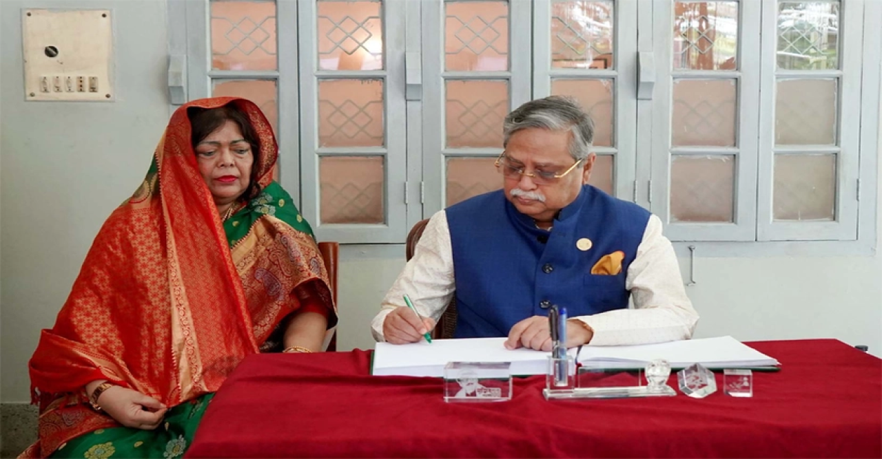 জাতির পিতার প্রতিকৃতিতে রাষ্ট্রপতির শ্রদ্ধা