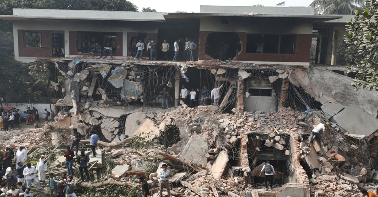 ৩২ নম্বর বাড়ি এখন ধ্বংসস্তূপ