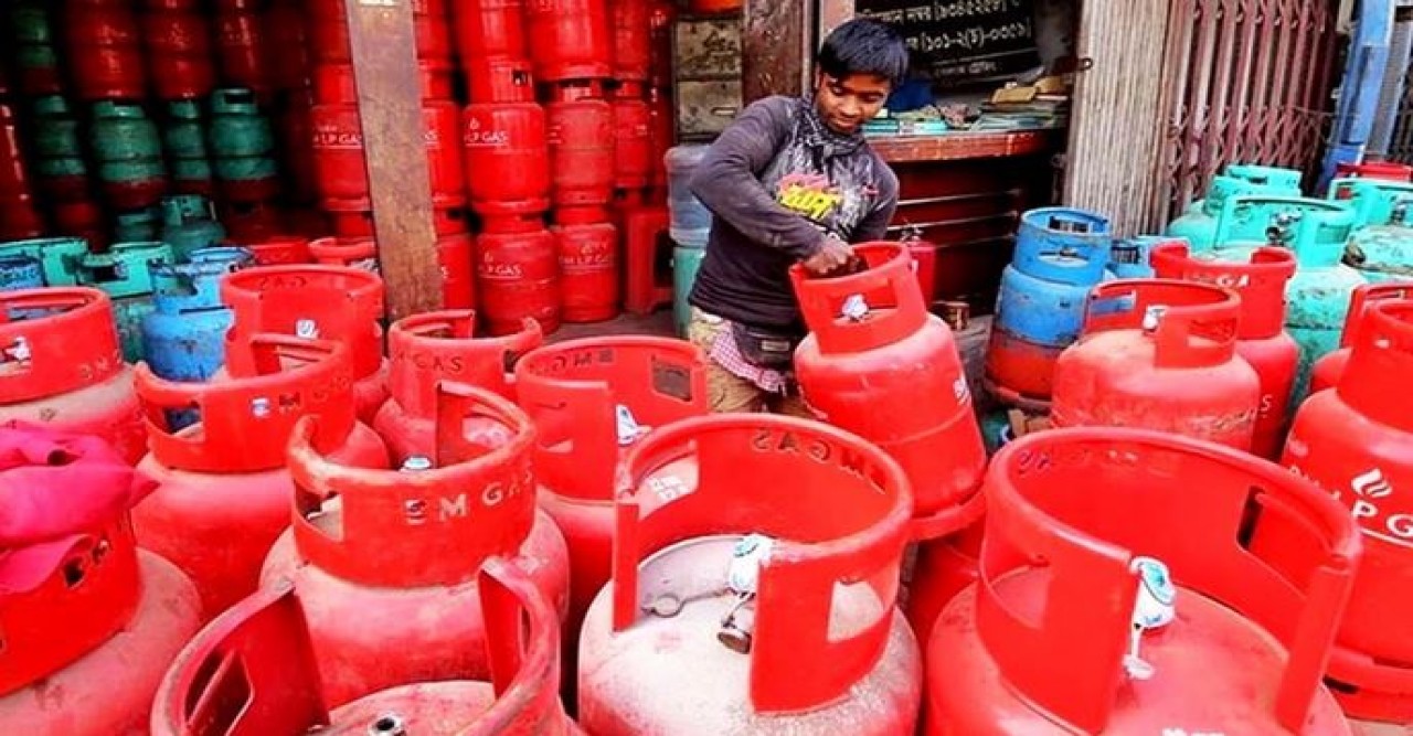 ফের দাম বাড়ল এলপিজির, সন্ধ্যা থেকে কার্যকর