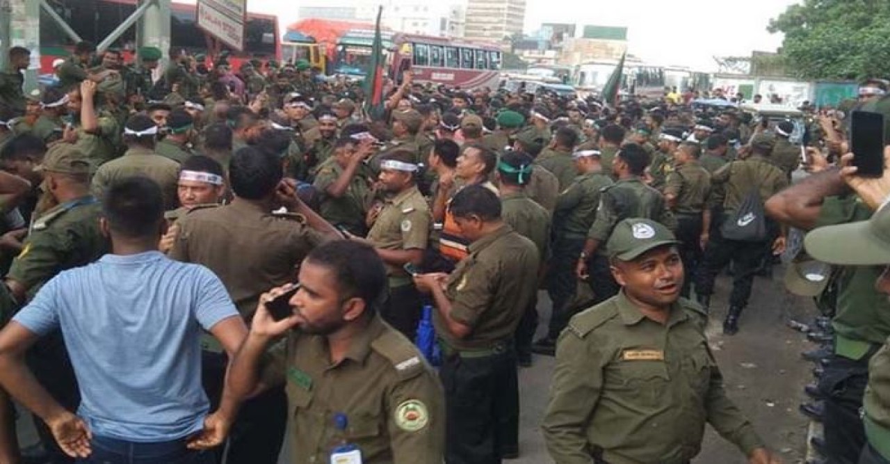 চাকরি জাতীয়করণের দাবিতে সিদ্ধিরগঞ্জে আনসার সদস্যদের বিক্ষোভ