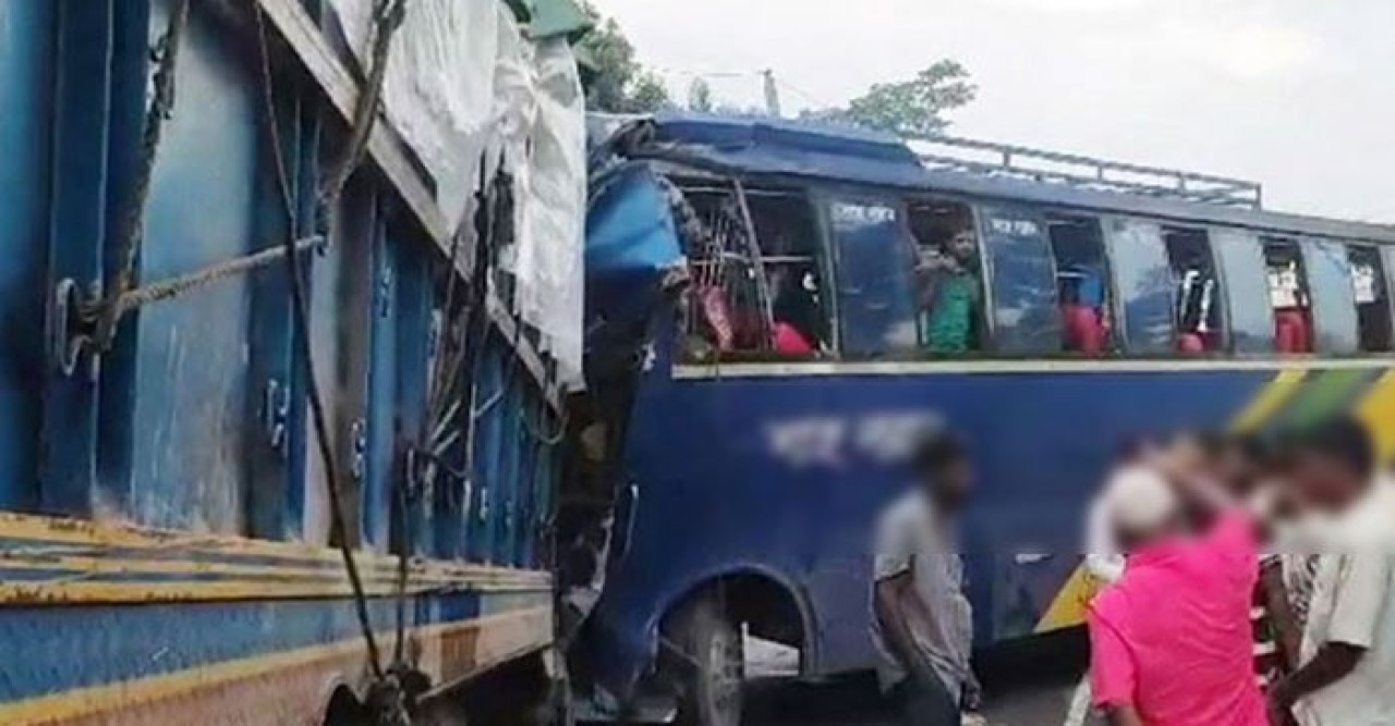 গোপালগঞ্জে বাস-ট্রাক সংঘর্ষে ঝরল ৫ প্রাণ