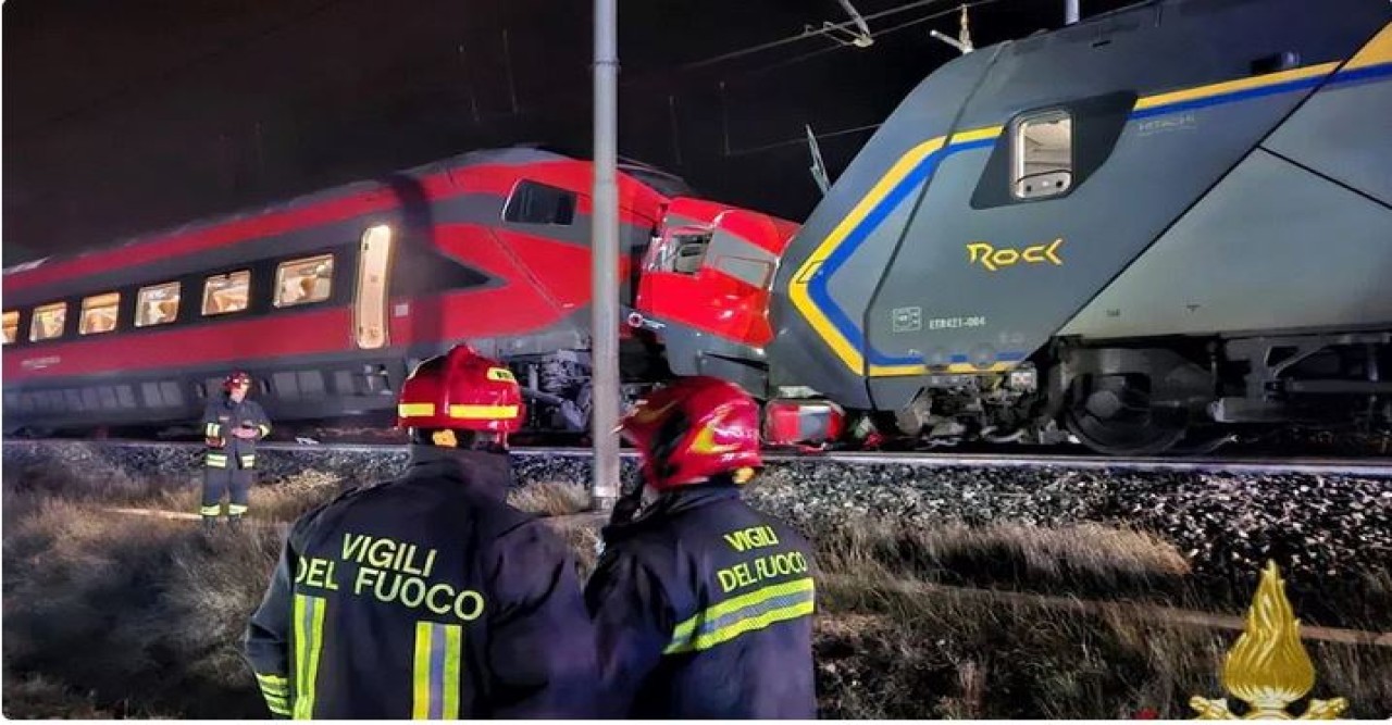 ইতালিতে ২ ট্রেনের মুখোমুখি সংঘর্ষ
