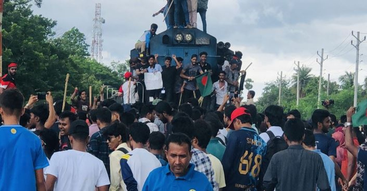 যশোরে ট্রেন‌ আটকে শিক্ষার্থীদের বিক্ষোভ