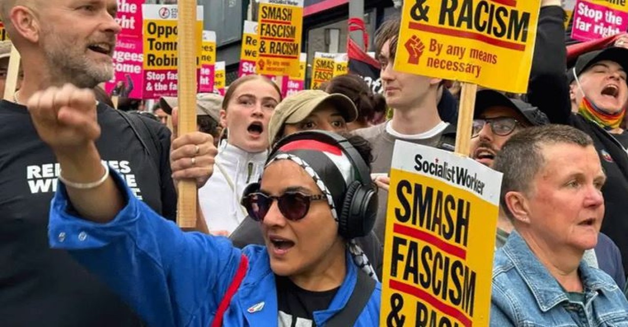 যুক্তরাজ্যে অভিবাসীদের পক্ষে হাজারো মানুষের মিছিল