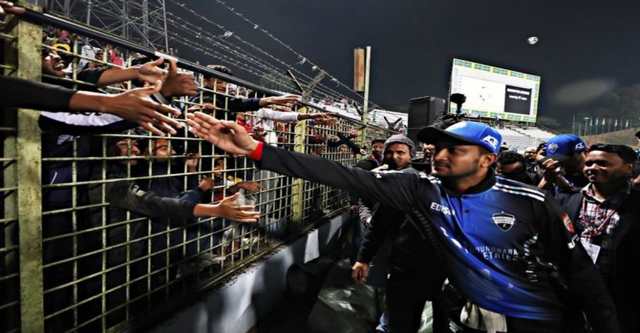 বারবার চোখ-চোখ করছেন, চোখে কোনো সমস্যা নেই : সাকিব