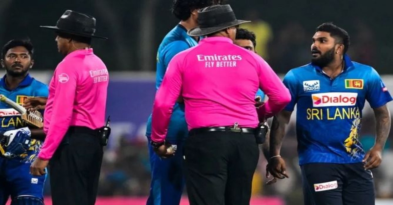 আম্পায়ারকে অন্য কাজ খুঁজতে বললেন হাসারাঙ্গা