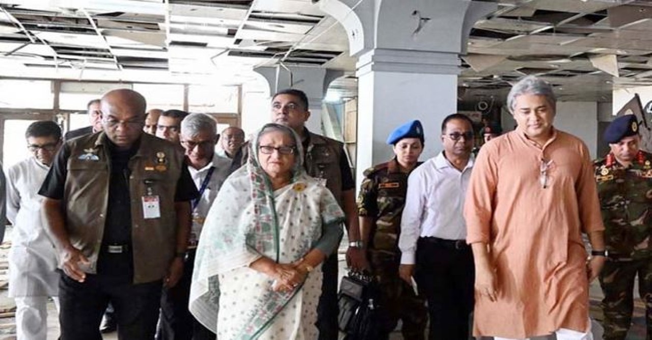 অশ্রুসিক্ত চোখে বিটিভি কর্মকর্তাদের সান্ত্বনা দিলেন প্রধানমন্ত্রী