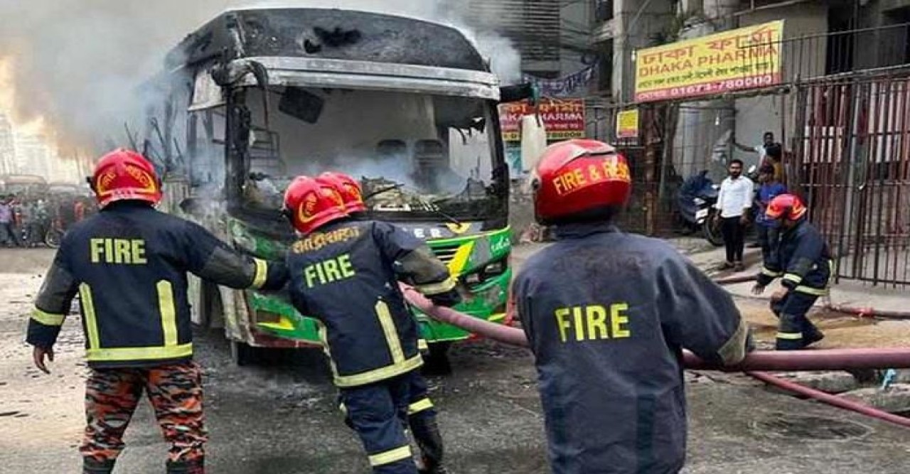 উত্তর বাড্ডায় দিনেদুপুরে বাসে আগুন