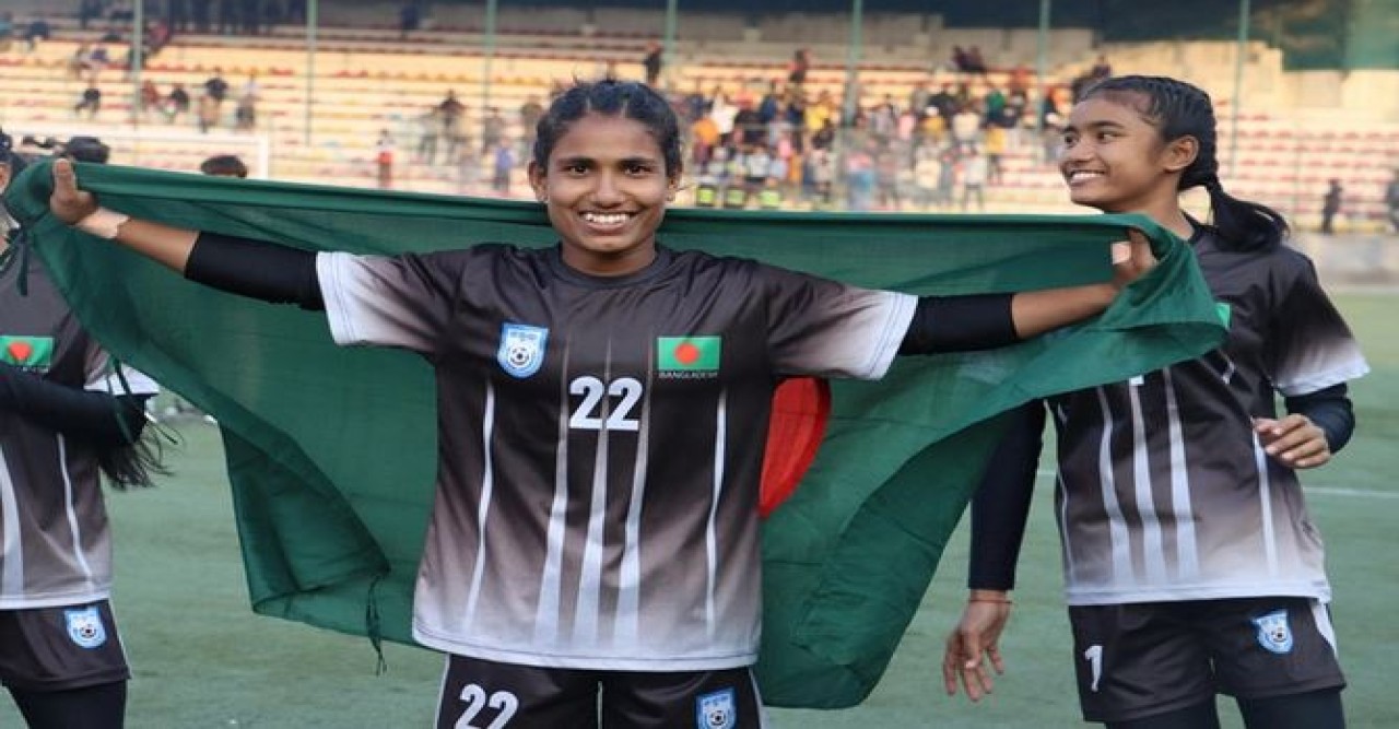 স্বপ্নের সিঁড়ি বেয়ে আরো দূরে চোখ ইয়ারজানের