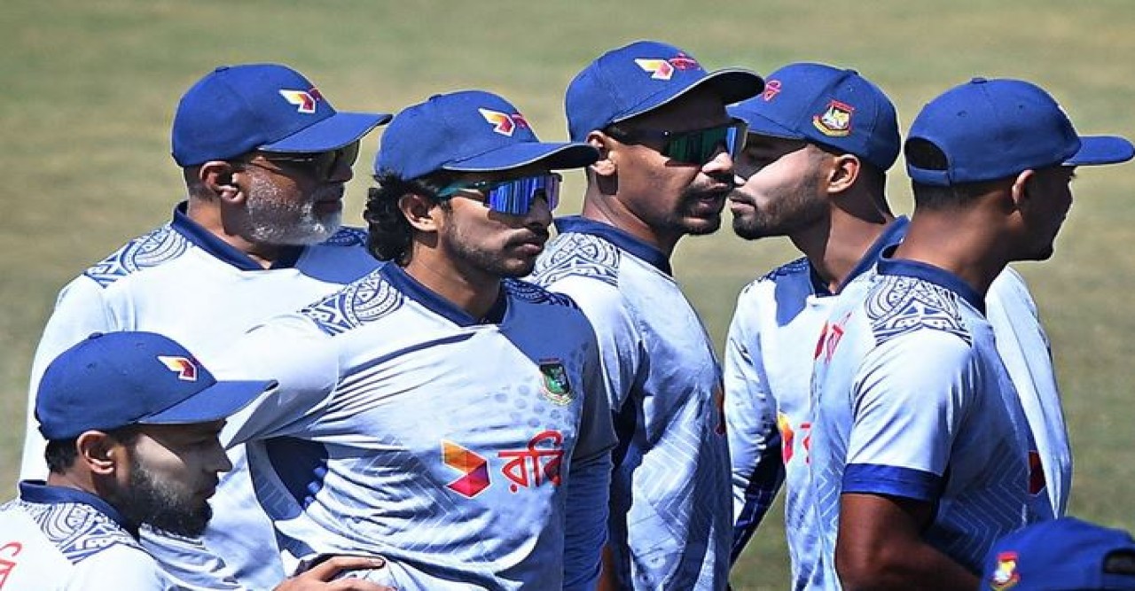 ঘুরে দাঁড়াতে মরিয়া বাংলাদেশ