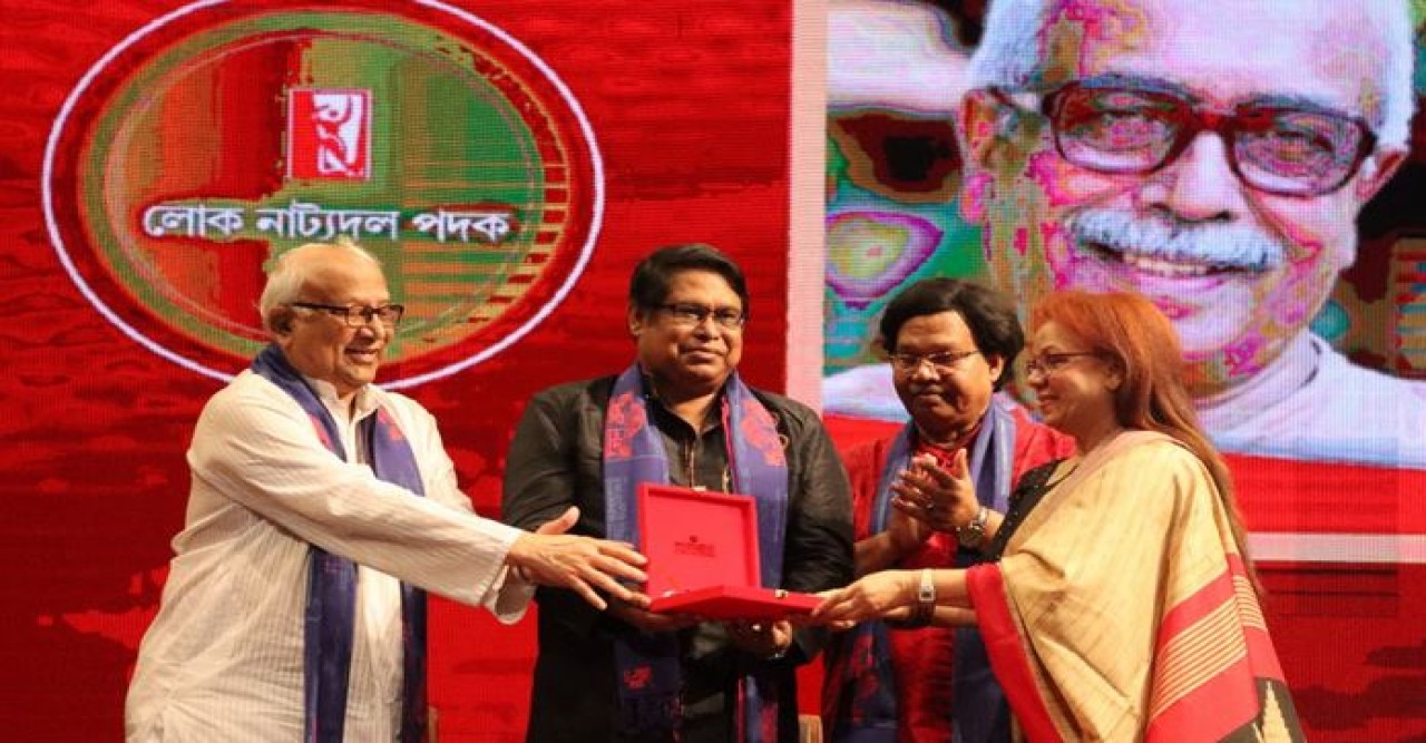 লোক নাট্যদল পদক পেলেন ৬ নাট্যজন