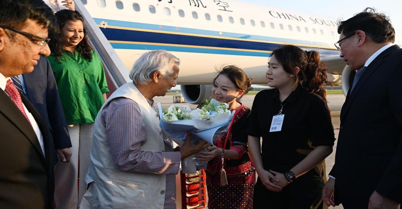 চীনে পৌঁছেছেন প্রধান উপদেষ্টা