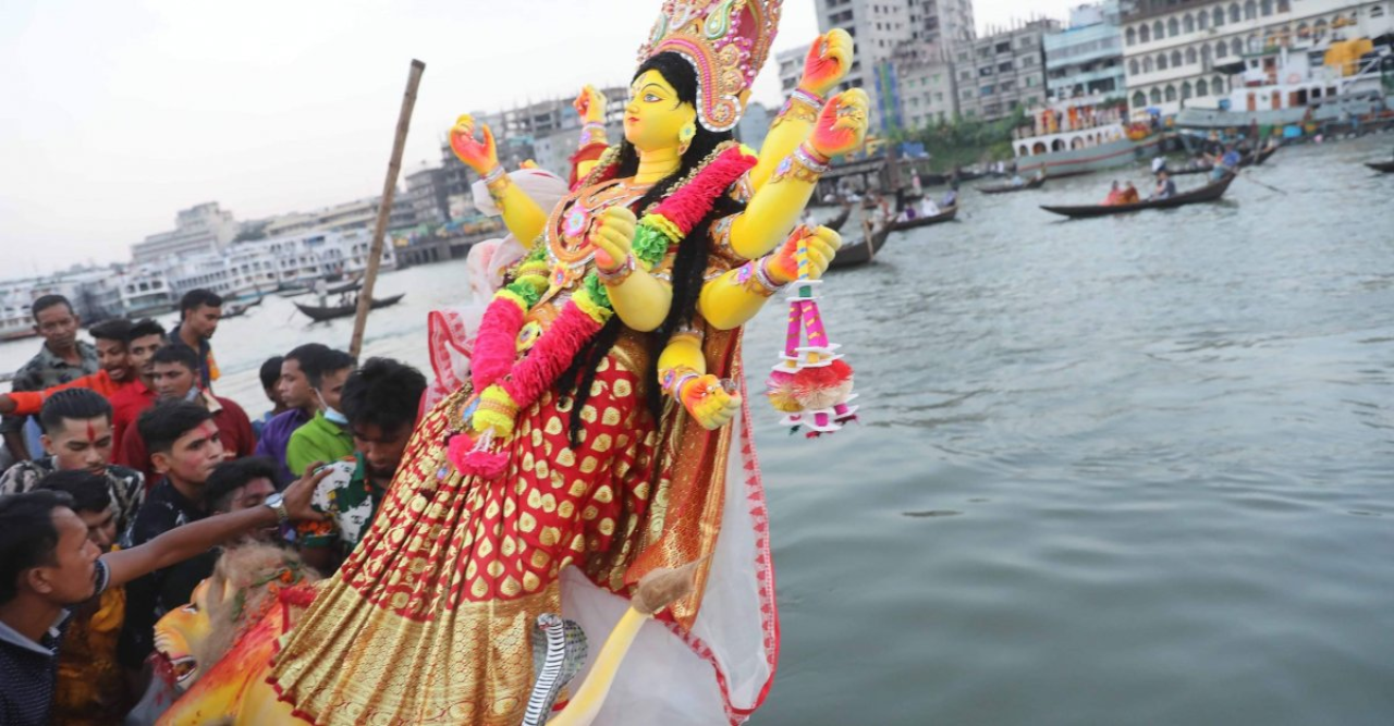 প্রতিমা বিসর্জনের মধ্য দিয়ে শেষ হলো দুর্গোৎসব