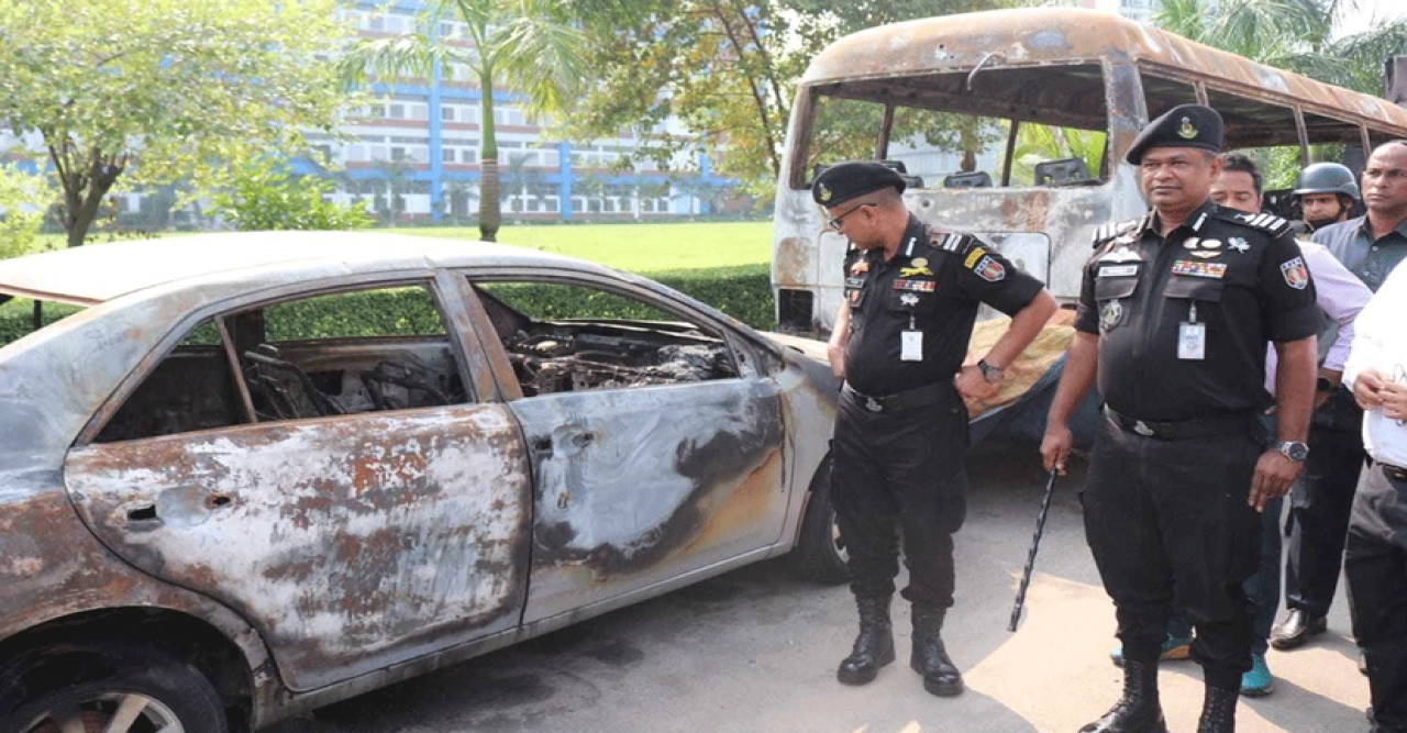 অবরোধ ঘিরে ১৩ ঘণ্টায় ১২ বাসে আগুন