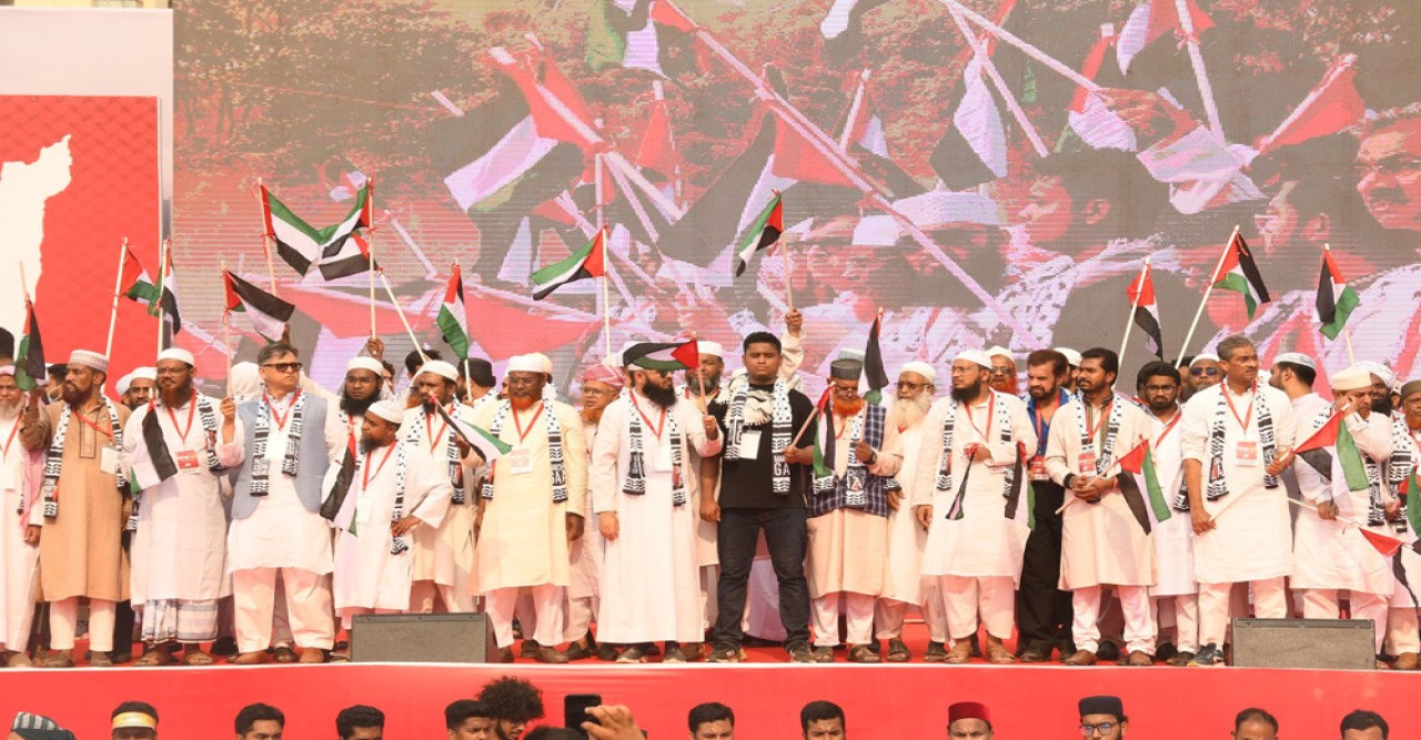 ফিলিস্তিনের স্বাধীনতা চেয়ে কাঁদল লাখো মানুষ