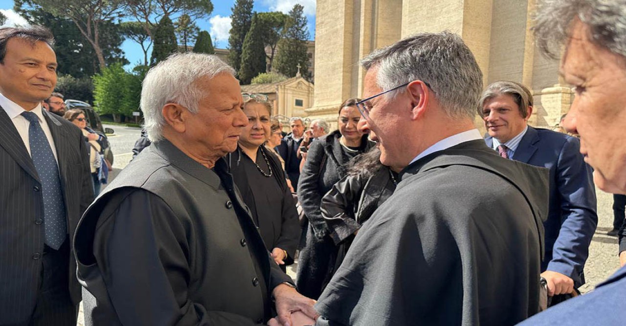 পোপ ফ্রান্সিসকে শ্রদ্ধা জানাতে সেন্ট পিটার্স ব্যাসিলিকায় প্রধান উপদেষ্টা